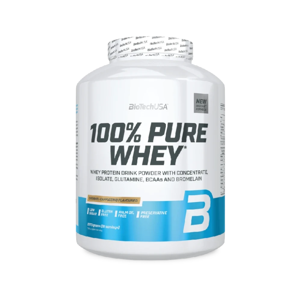 Proteína de suero 100% pura de la marca BIOTECH, envase con polvo de proteína en paquete con fondo blanco