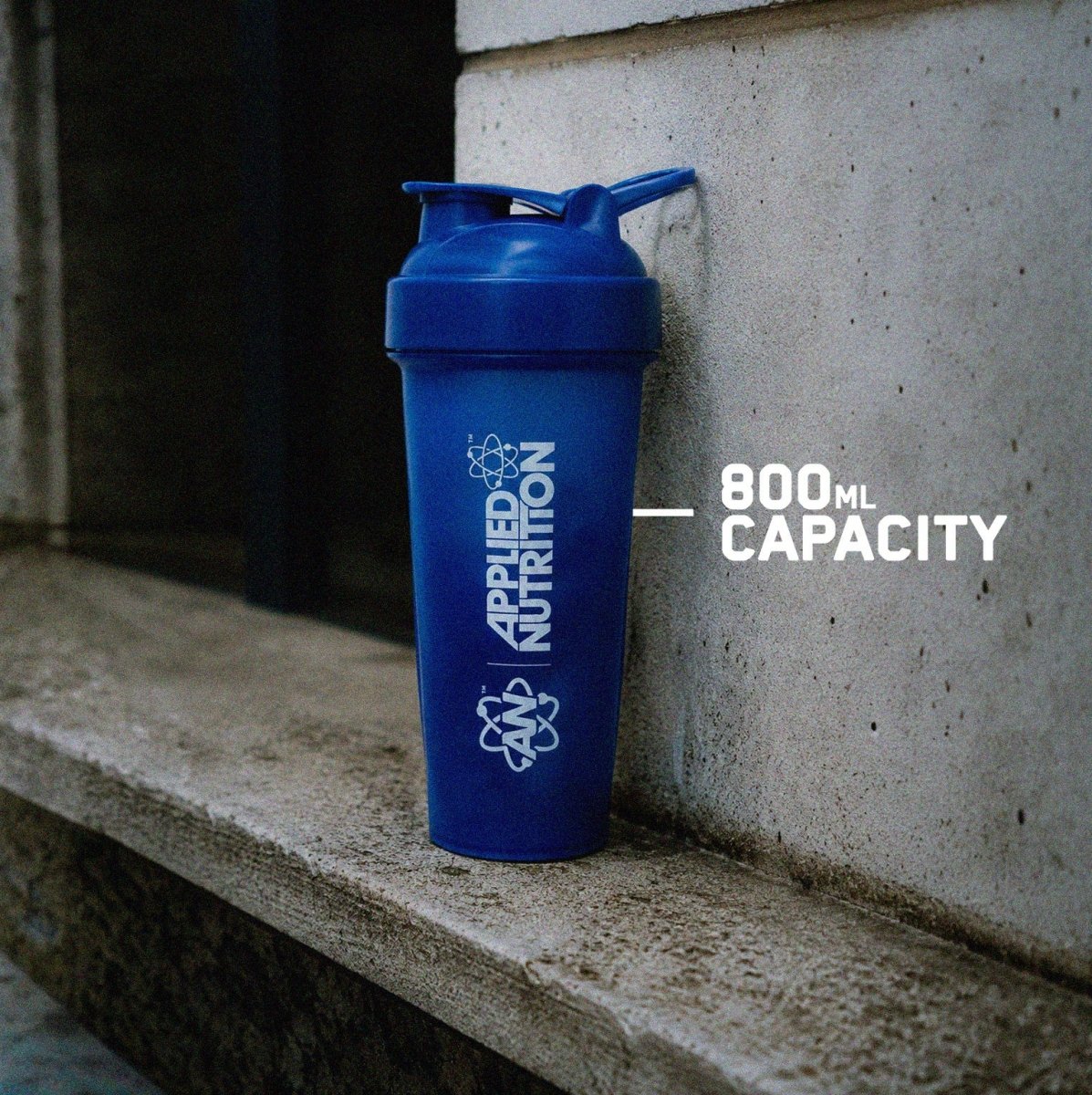 Shaker Applied Nutrition azul con 800 ml de capacidad